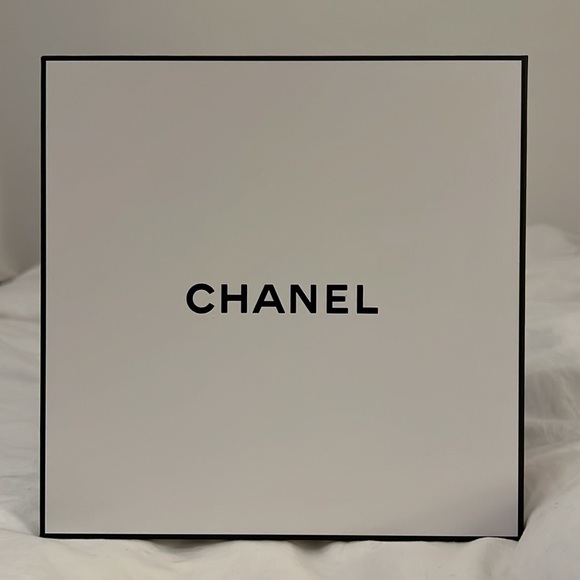 100% Authentic White & Black CHANEL Signature Box - Picture 1 of 6